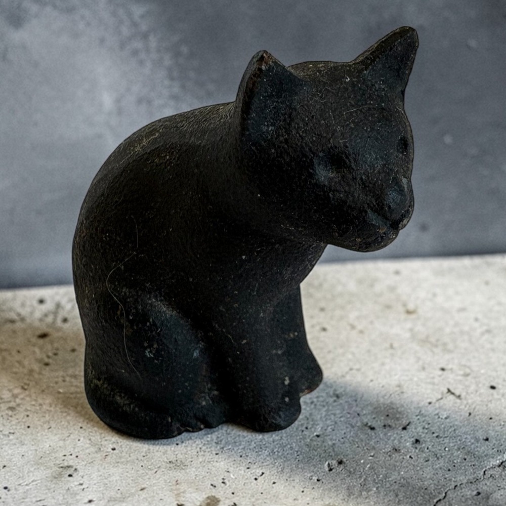 Nanbu Tekki‎ Iwachu Japanese Cast Iron Paperweight Black Sitting Cat Figurine